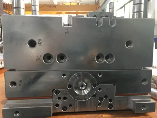 Double-injection (2K) mold